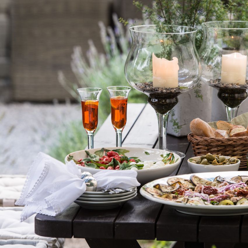 Mediterranes Gartenbuffet im kleinen & gemütlichen Erwachsenenhotel Südtirol - Chalet Gravenstein bei Meran