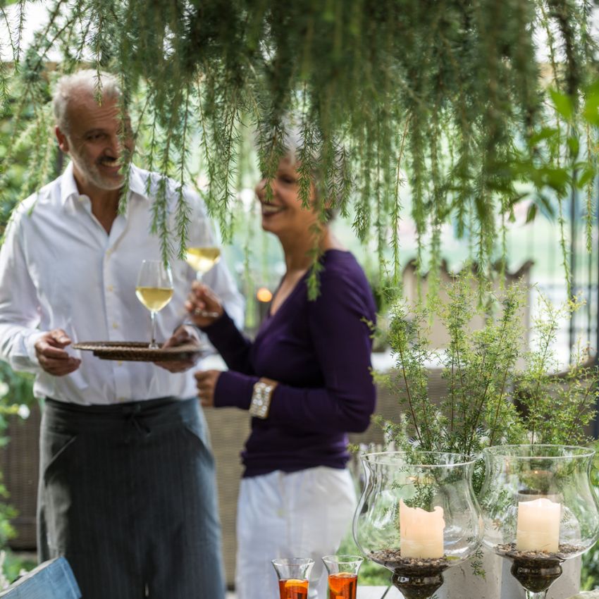 Aperitivo Zeit bei Meran: Anstossen im Chalet Gravenstein Dorf Tirol