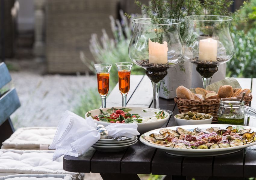 Mediterranes Gartenbuffet im kleinen & gemütlichen Erwachsenenhotel Südtirol - Chalet Gravenstein bei Meran
