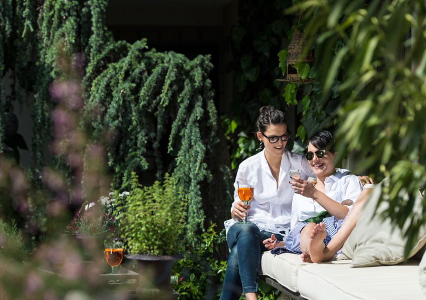 Entspannen beim Aperitivo im Garten des Erwachsenenhotel Südtirol Chalet Gravenstein