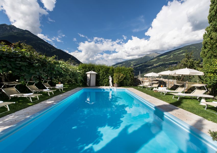 Ihr klein fein Hotel oberhalb von Meran mit Pool