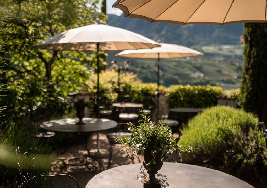 Willkommen im kleinen & gemütlichen Hotel mit Garten bei Meran