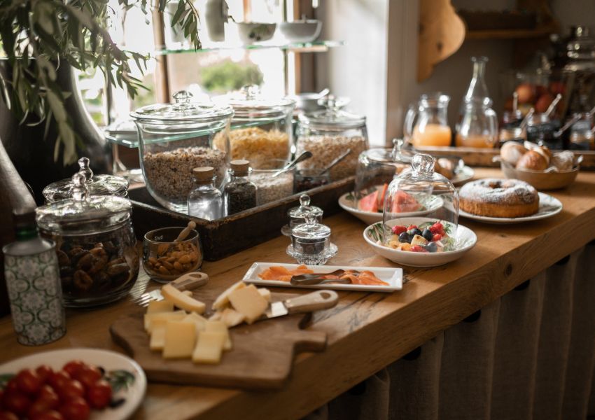 Frühstücksbuffet im Erwachsenenhotel Südtirol Chalet Gravenstein in Dorf Tirol bei Meran