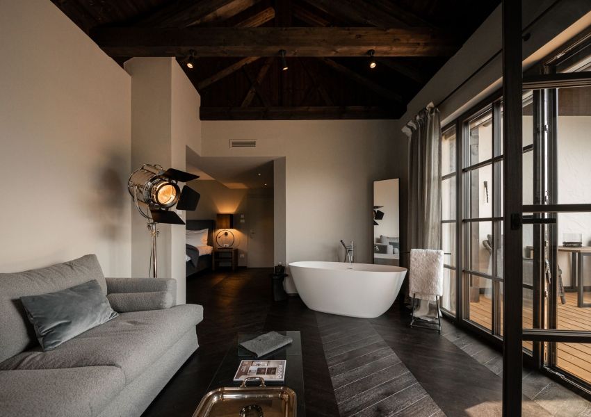 Freistehende Badewanne & Private Panoramaterrasse in den Flitterwochen bei Meran in Südtirol