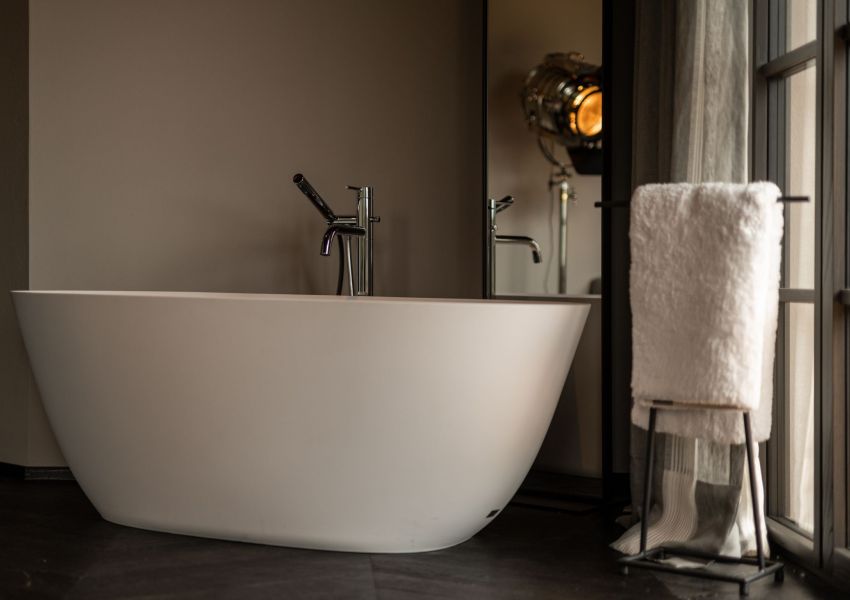 Freistehende Badewanne & Private Panoramaterrasse in den Flitterwochen bei Meran in Südtirol